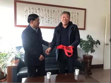 敦煌種業(yè)領(lǐng)導(dǎo)看望慰問公司老干部、老黨員及困難黨員職工