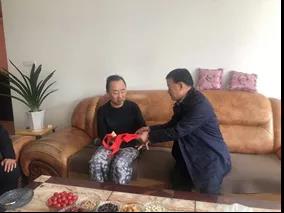 敦煌種業(yè)領(lǐng)導(dǎo)看望慰問公司老干部、老黨員及困難黨員職工